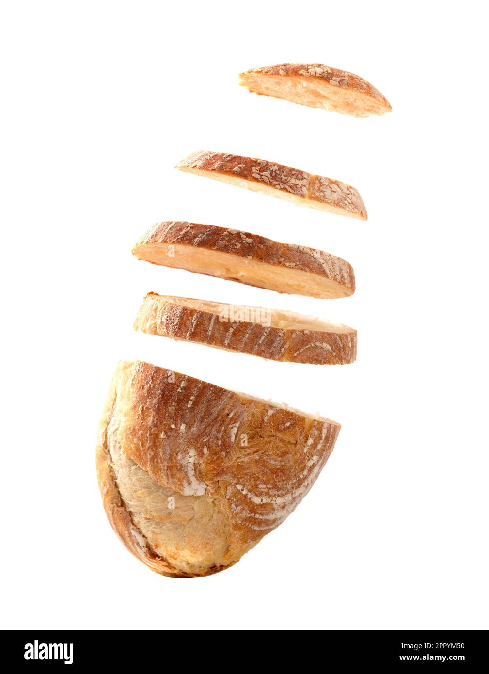 Fallendes Weißweizenbrot auf weißem, vertikalem Hintergrund. Schnittbrotschnitzel fliegen in der Luft auf Isolation. Stockfoto