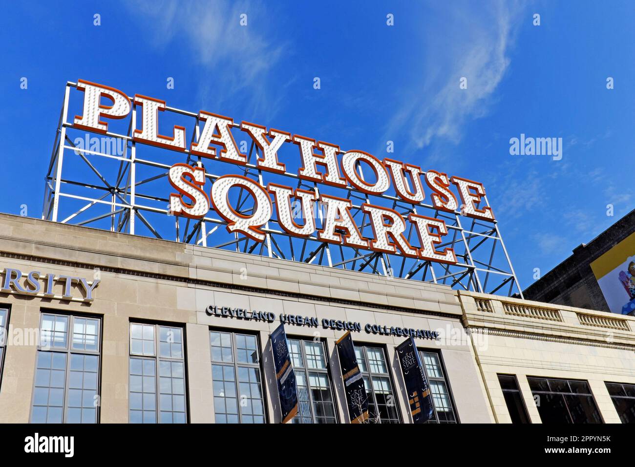 Das Retro Playhouse Square Schild steht auf dem Cowell and Hubbard Gebäude im Playhouse Square Theater District in Cleveland, Ohio, USA. Stockfoto