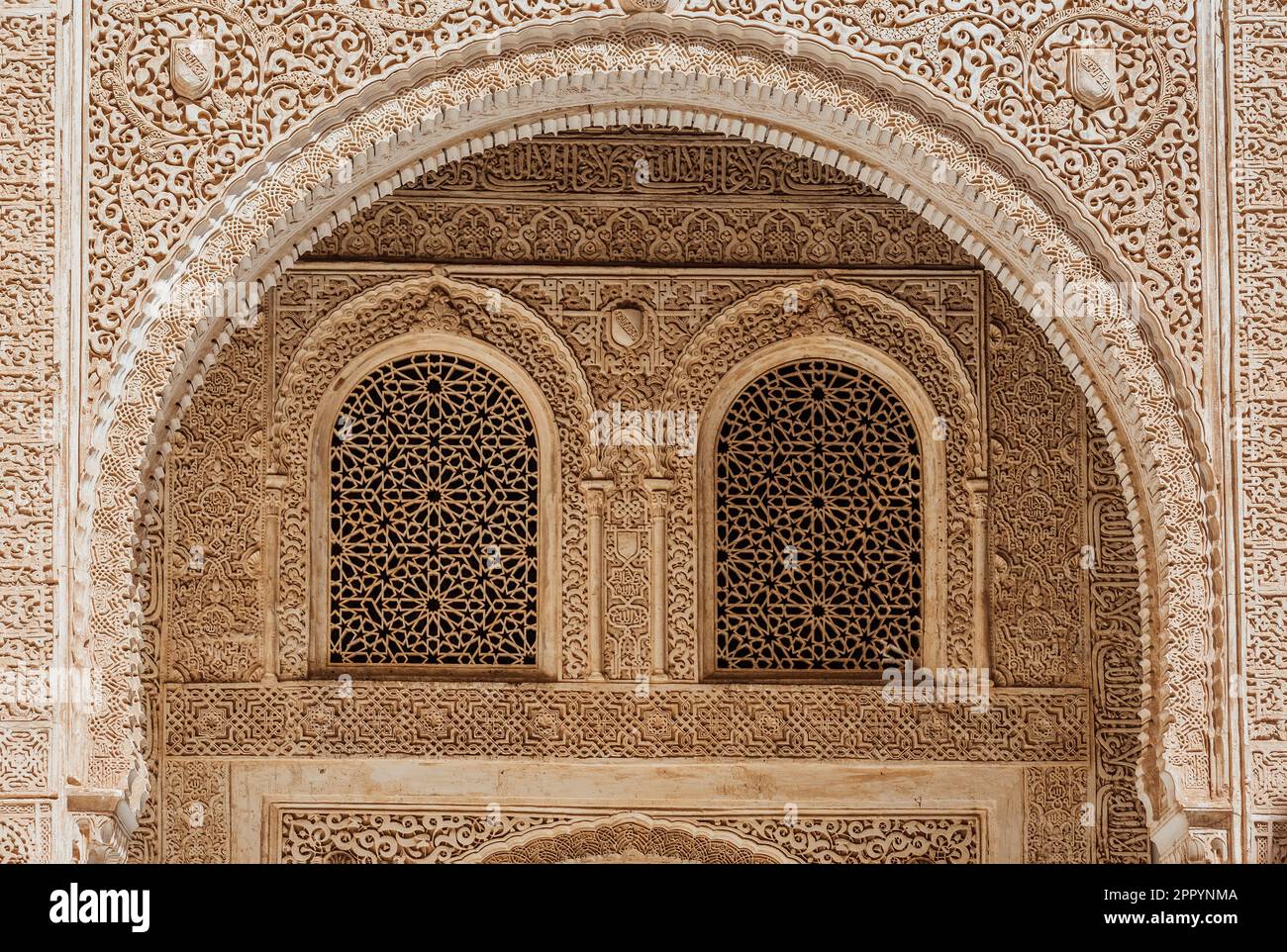 Marmorhauptstädte und Stuckdekoration der Portiko im Patio del Cuarto Dorado in Mexuar im Comares-Palast Alhambra, Andalusien, Spanien. Magischer Atem Stockfoto