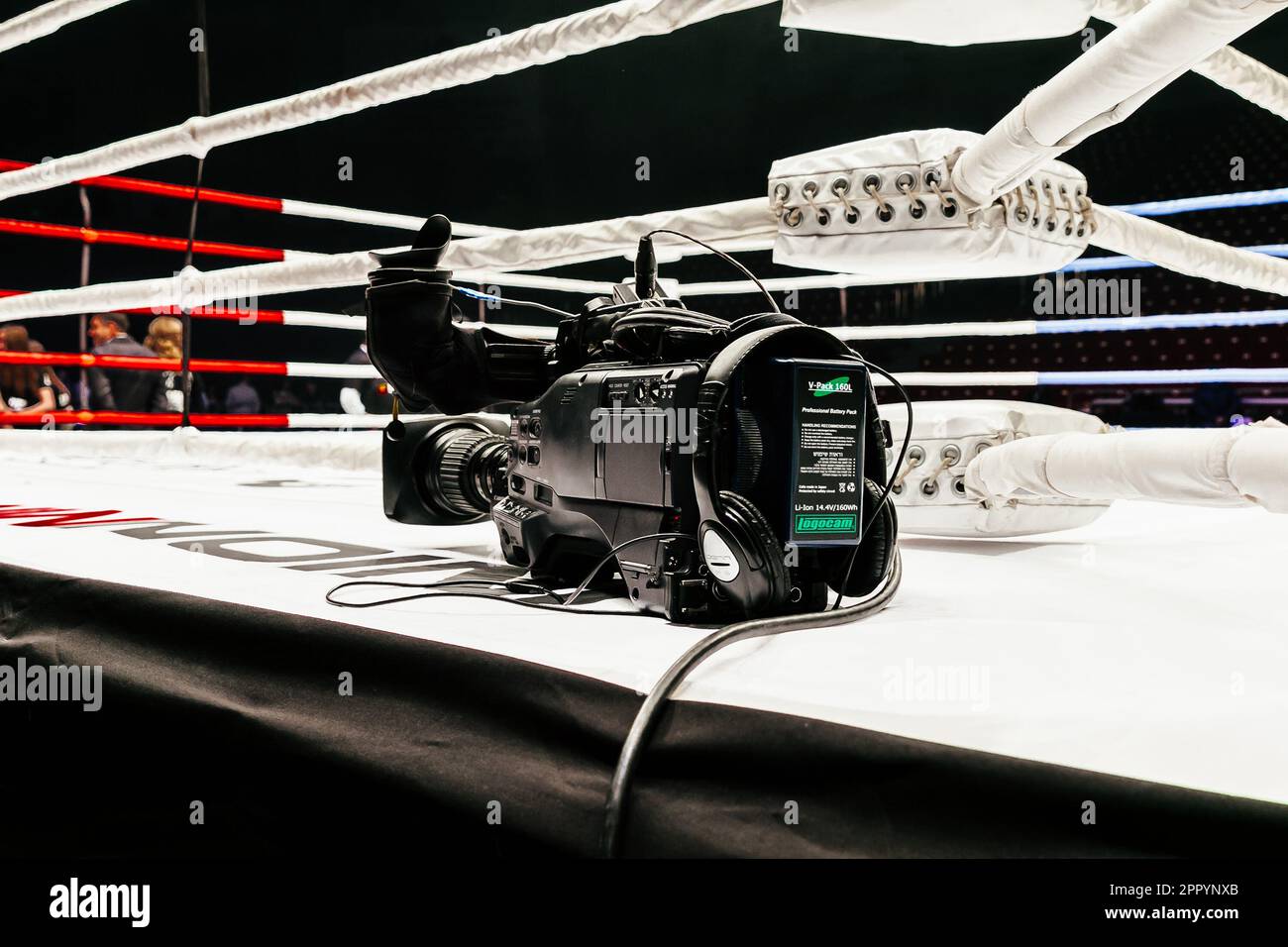 Die Kamera für die Fernsehübertragung befindet sich auf dem Bodenring, bei MMA-Meisterschaften, mit Akku und Logocam Stockfoto