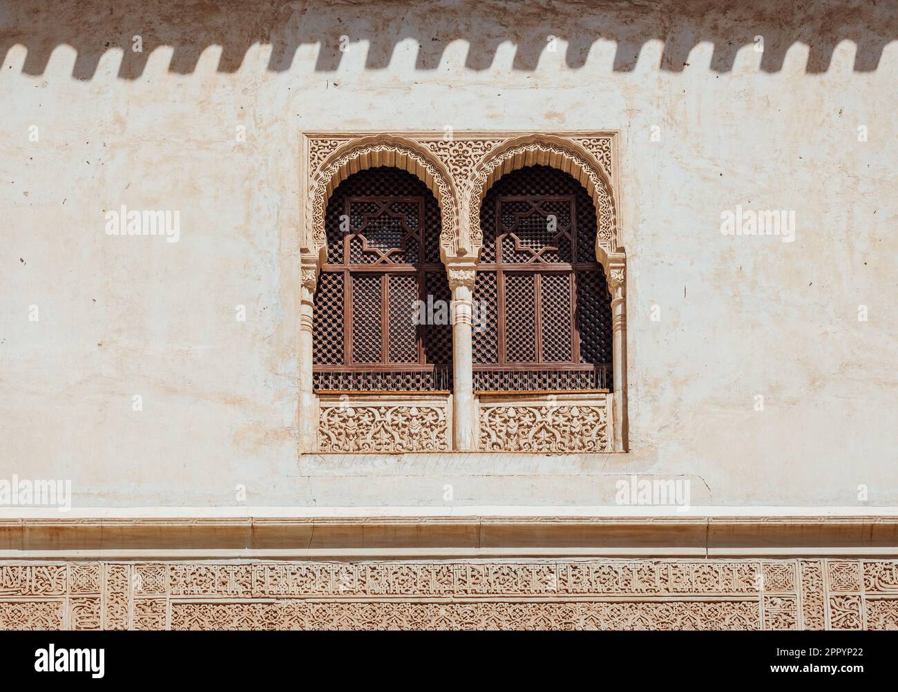 Marmorhauptstädte und Stuckdekoration an zwei Fenstern im Patio del Cuarto Dorado in Mexuar im Comares-Palast Alhambra, Andalusien, Spanien. Magischer Atem Stockfoto