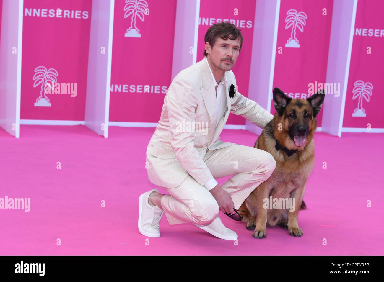 CANNES, FRANKREICH - 16 6. APRIL Canneseries International Festival : 3. Tag John Reardon, besuchen Sie den rosafarbenen Teppich der 6. Canneseries International Stockfoto