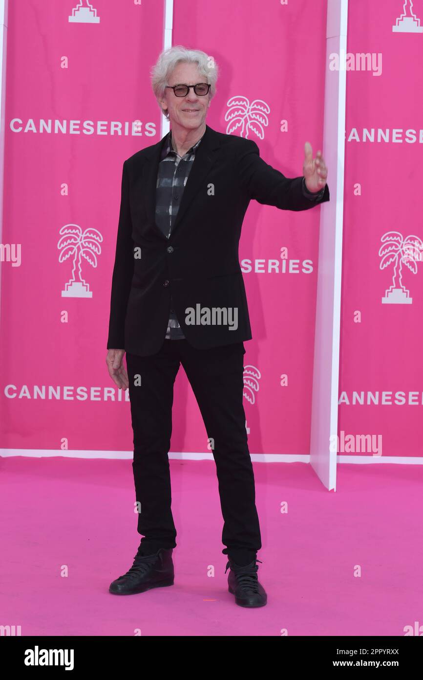 CANNES, FRANKREICH - Abschlusszeremonie am 19. APRIL - 6. Canneseries International Festival Stewart Copeland, besuchen Sie den rosa Teppich der 6. Canneseries Stockfoto