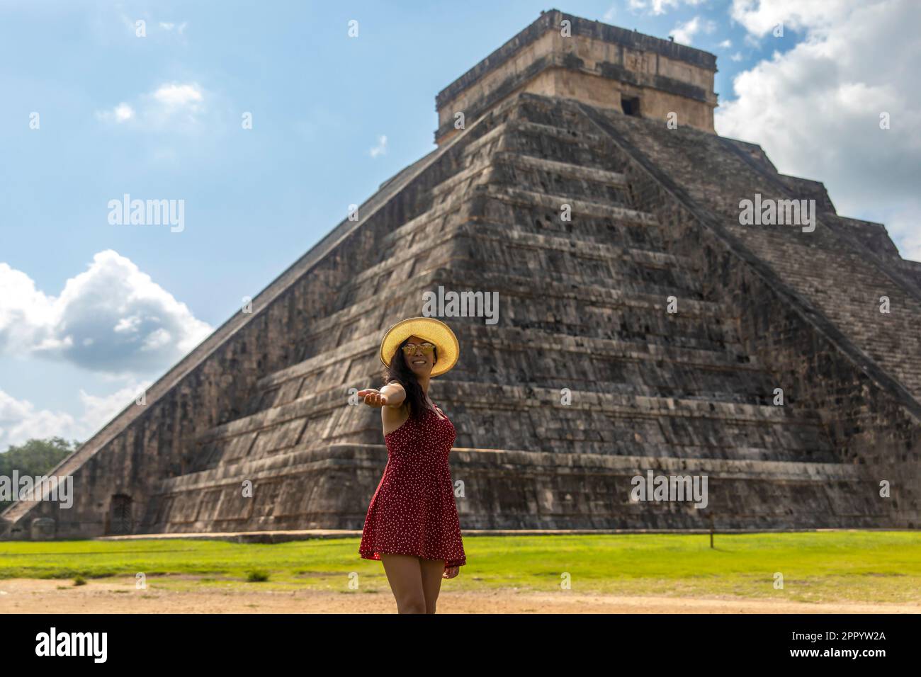 Junger Tourist, der das Schloss Chichen Itza, die berühmte Maya-Pyramide von Mexiko, besucht und genießt, gehört zur Maya-Kultur und -Zivilisation. T Stockfoto