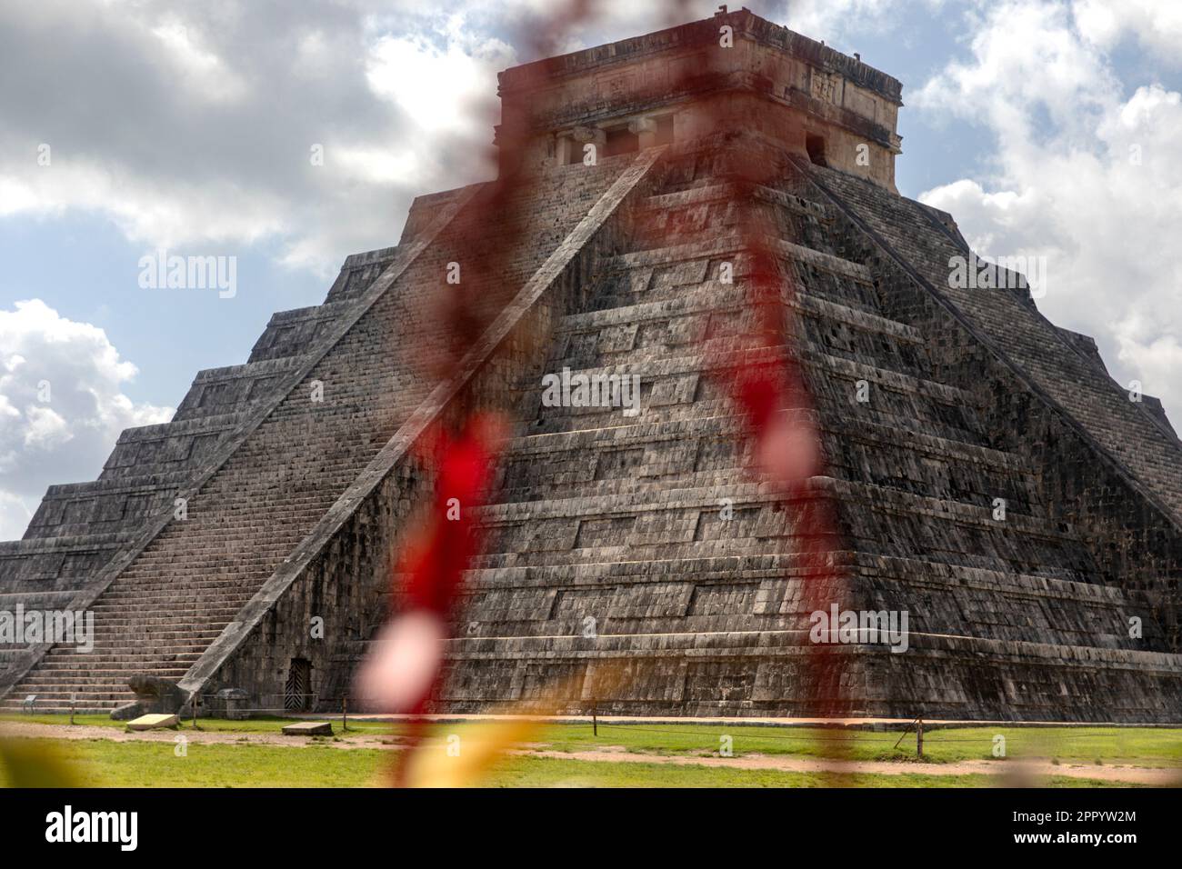 Foto des Schlosses und Tempels von Chichen Itza, der berühmten Maya-Pyramide von Mexiko, die zur Maya-Kultur und -Zivilisation gehört. Reise-Concep Stockfoto