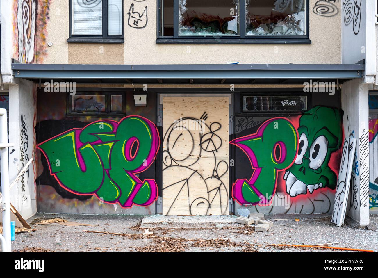 Wandgraffiti auf verlassenen und verwüsteten Wohngebäuden in Pallaksentie 1 im Vorstadtviertel Mellunmäki in Helsinki, Finnland Stockfoto