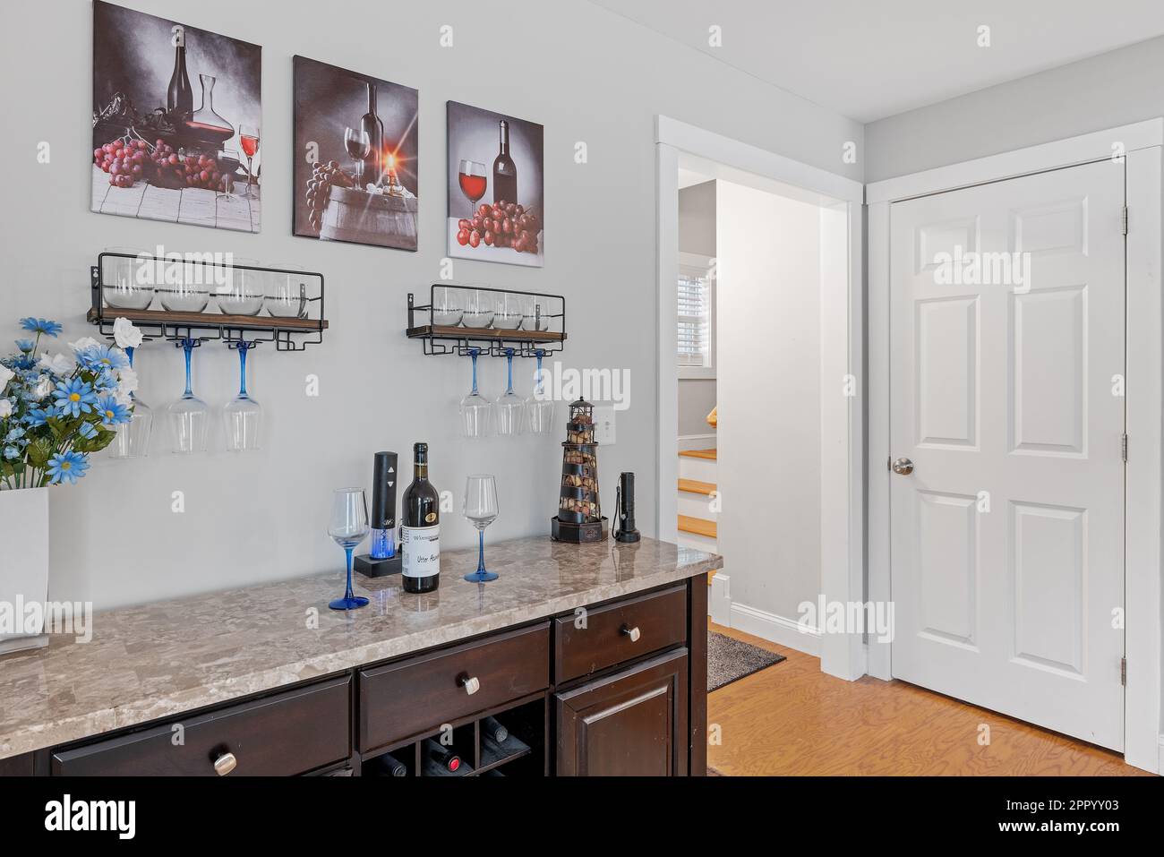 Eine Hausbar mit Weingläsern und Bildern an der Wand. Stockfoto
