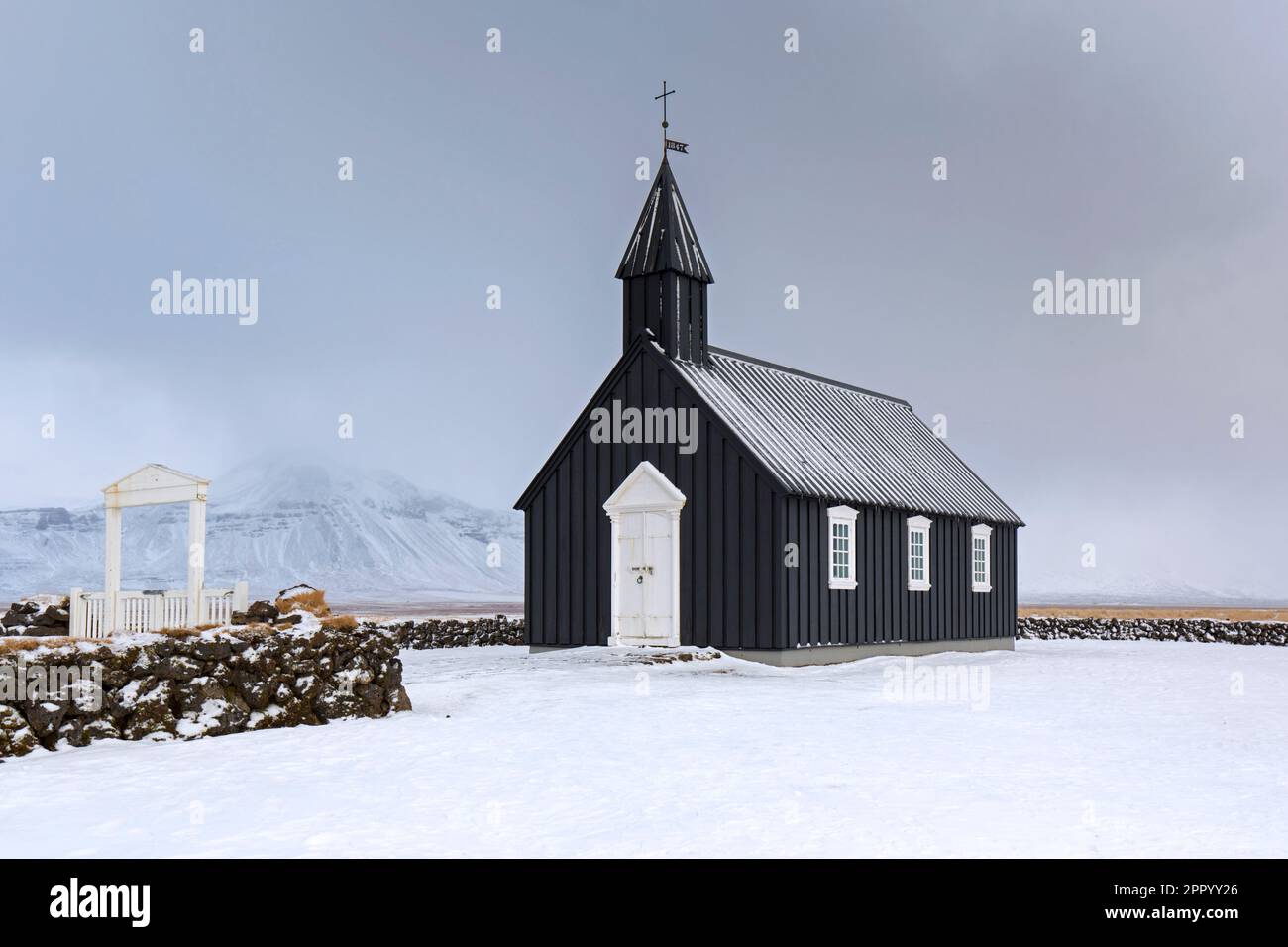 Die alte hölzerne Pfarrkirche Búðakirkja / Budakirkja in der Nähe von Búðir / Budir im Winter auf der Snæfellsnes-Halbinsel, westliche Region / Vesturland, Island Stockfoto