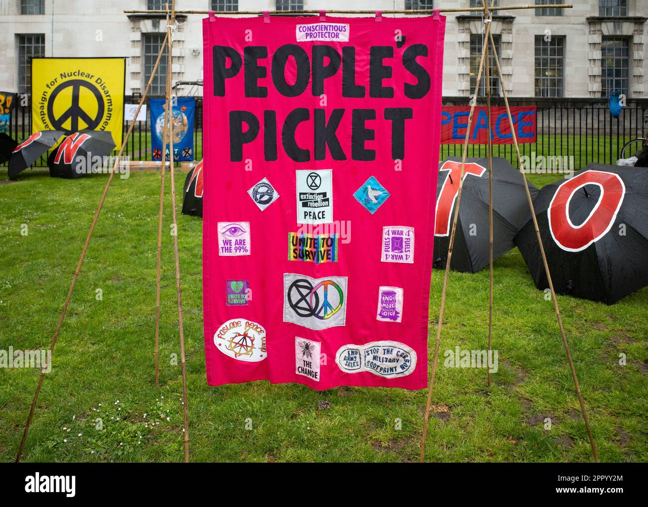 Ein Streifenbanner vor dem Verteidigungsministerium. Whitehall, London. Extinction Rebellion, The Big One Event, Freitag, den 21. April 2023. Stockfoto