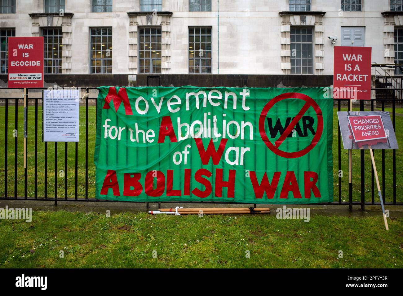 Große „Peace“-Banner auf Zaun vor dem Verteidigungsministerium in London, während des Extinction Rebellion Weekend of Proests, April 2023. Stockfoto