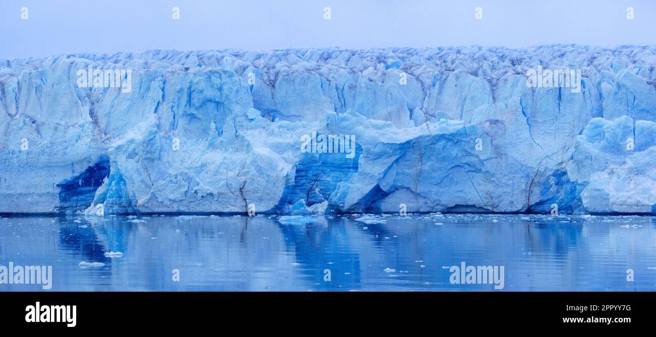 Der Gletscher Lilliehöökbreen zieht sich im Sommer in den Lilliehöök Fjord / Lilliehöökfjorden, Zweig von Krossfjorden in Albert I Land, Spitsbergen / Svalbard Stockfoto