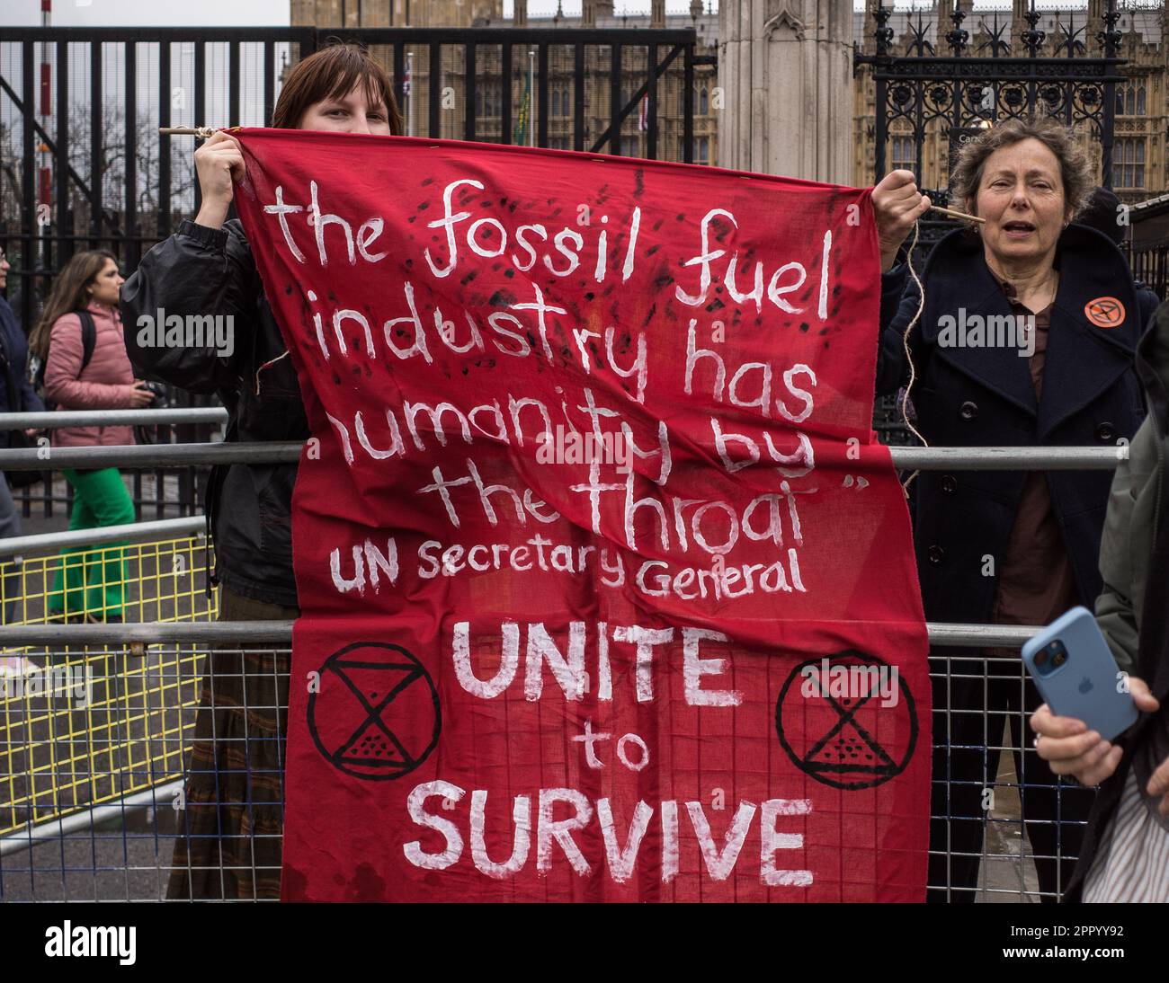 Aktivisten, die gegen die fossile Brennstoffindustrie protestieren, halten beim Extinction Rebellion „The Big One“ Event in London, April 23 vor Westminster ein Banner Stockfoto