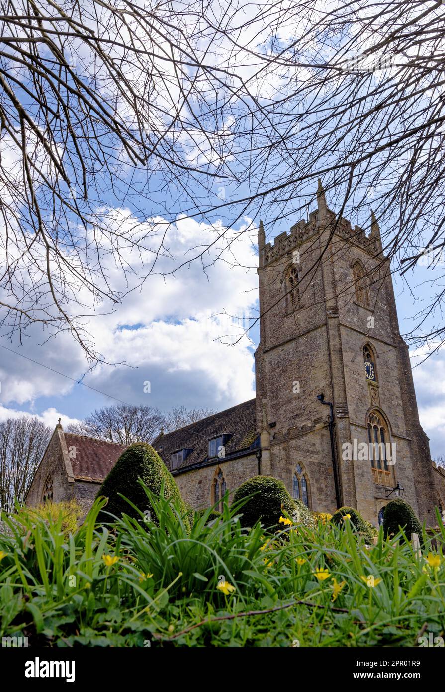 All Saints Church in the Village of Nunney an einem sonnigen Tag, Somerset, England, Großbritannien - 8. April 2023 Stockfoto