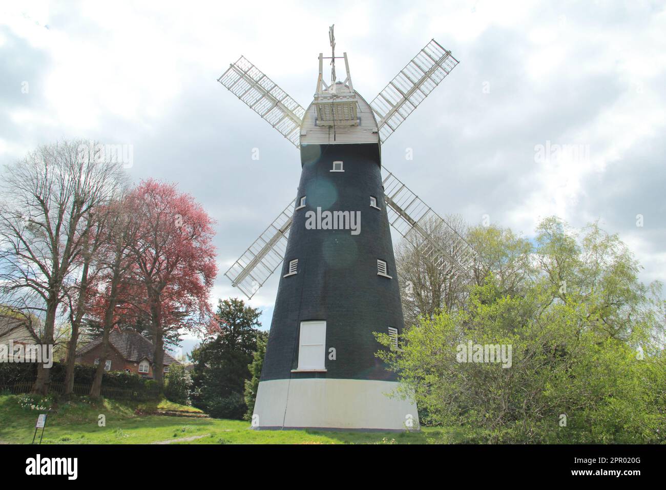 Croydon, London, Großbritannien. 25. April 2023 Die geheime Shirley Windmill in Croydon wird erstmals seit 3 Jahren für Besucher geöffnet. In einer ruhigen Sackgasse im Süden Londons befindet sich eine 170 Jahre alte Windmühle Shirley Windmill. Versteckt an der Upper Shirley Road in Croydon, in der Mitte von Postmill Close das berühmte Bauwerk ist leicht zu übersehen. Shirley Windmill ist ein verstecktes Juwel in Croydon und richtet dieses Jahr sieben Tage der offenen Tür aus. Der nächste Tag der offenen Tür ist am 14. Mai, gefolgt von sechs im Sommer, der letzte am 1. Oktober 2023. Kredit: Waldemar Sikora/Alamy Live News. Stockfoto