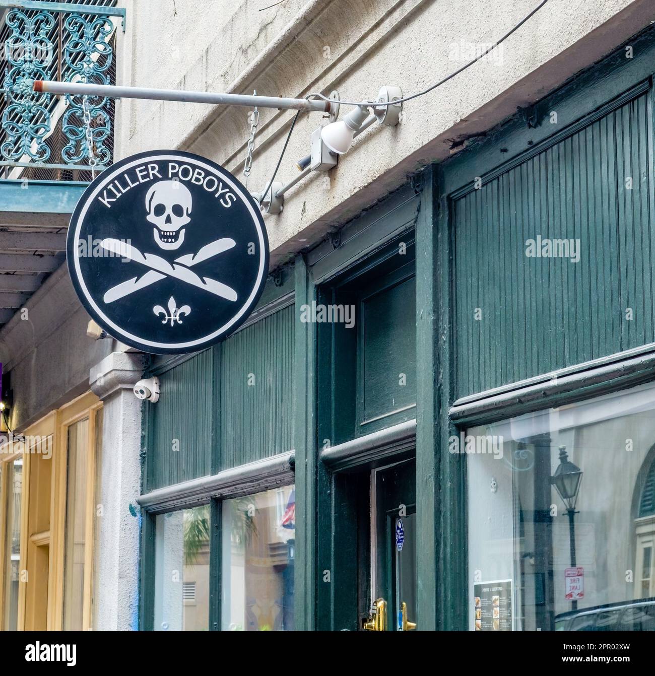 NEW ORLEANS, LA, USA - 23. APRIL 2023: Vorderseite des Killer Poboys Restaurants an der Dauphine Street im French Quarter Stockfoto