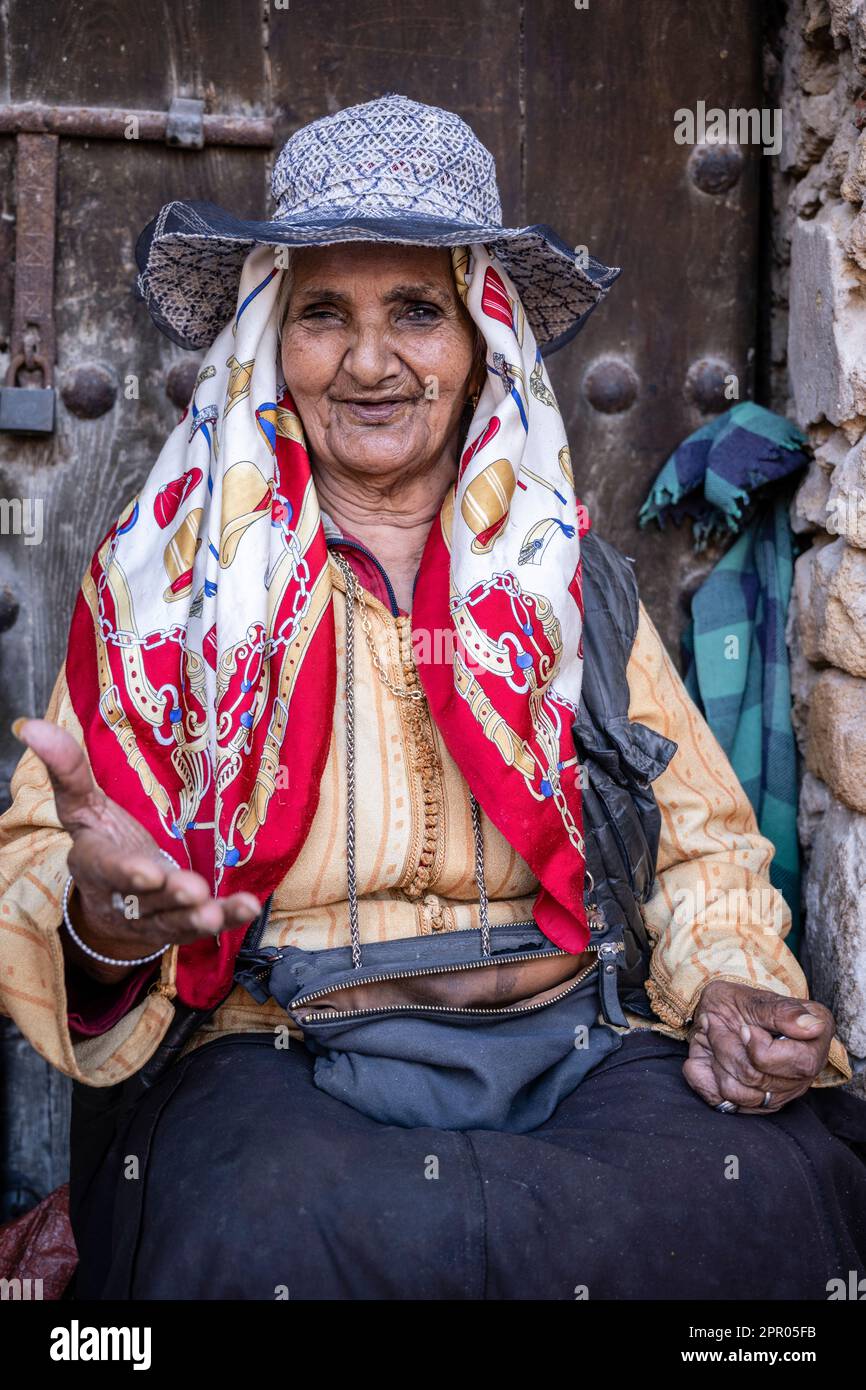 Porträt einer Tabakverkäuferin auf den Straßen der Safi Medina. Stockfoto