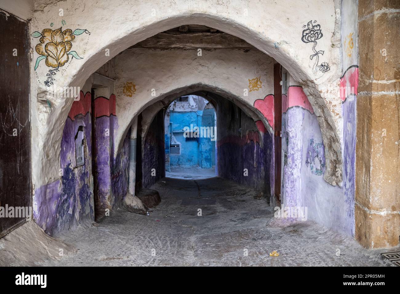 Enge Gasse, dekoriert mit Gemälden aus der Medina Safi. Stockfoto