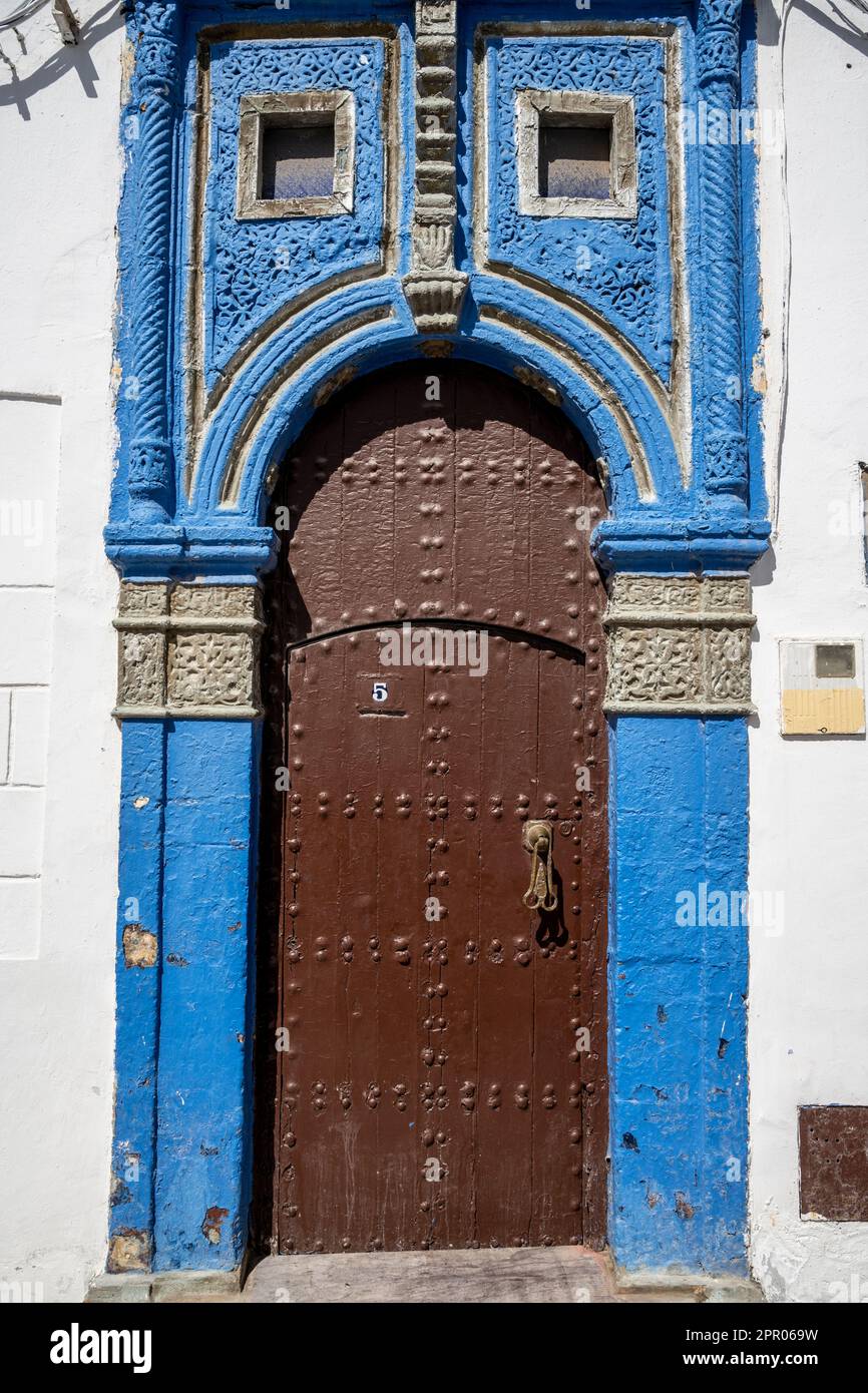 Eingangstür zu einem alten Haus in der Medina von Rabat. Stockfoto