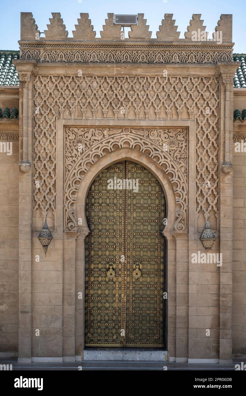 Eingangstür zu einer Moschee mit maurischen Motiven in der Medina von Rabat. Stockfoto