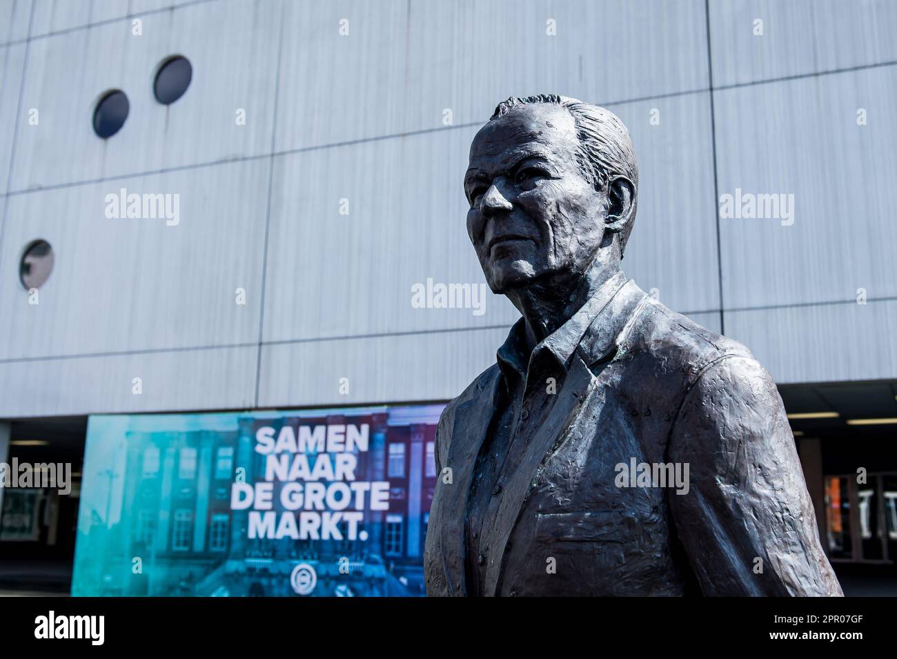 GRONINGEN - Statue Martin Koeman beim niederländischen Eredivisie-Spiel zwischen dem FC Groningen und NEC im Stadion Euroborg am 25. April 2023 in Groningen, Niederlande. Das Spiel in der Eredivisie zwischen dem FC Groningen und NEC, das am Samstag nach 18 Minuten beendet wurde, wird ab 3 Uhr gespielt Das passiert ohne Publikum in Groningen. Das Spiel wurde gestoppt, nachdem der Linienmann von einem Plastikbecher getroffen wurde, der aus dem Publikum geworfen wurde. ANP COR LASKER Stockfoto