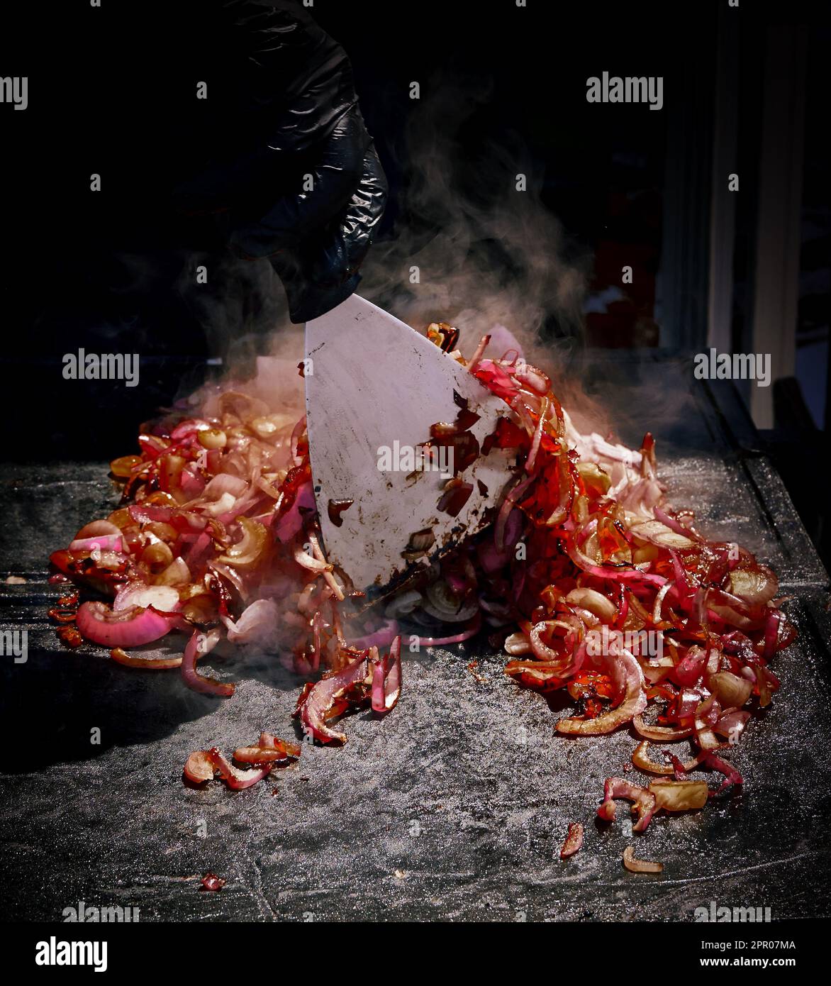 Gegrillte rote Zwiebelscheiben, Papa, ein Hauch süßer und rauchiger Aromen zu jedem BBQ-Gericht. Stockfoto