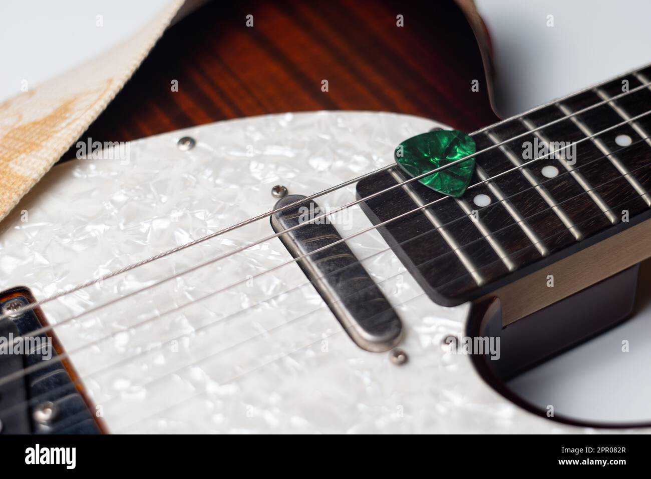 Gitarrenpick in Strings gehalten Stockfoto
