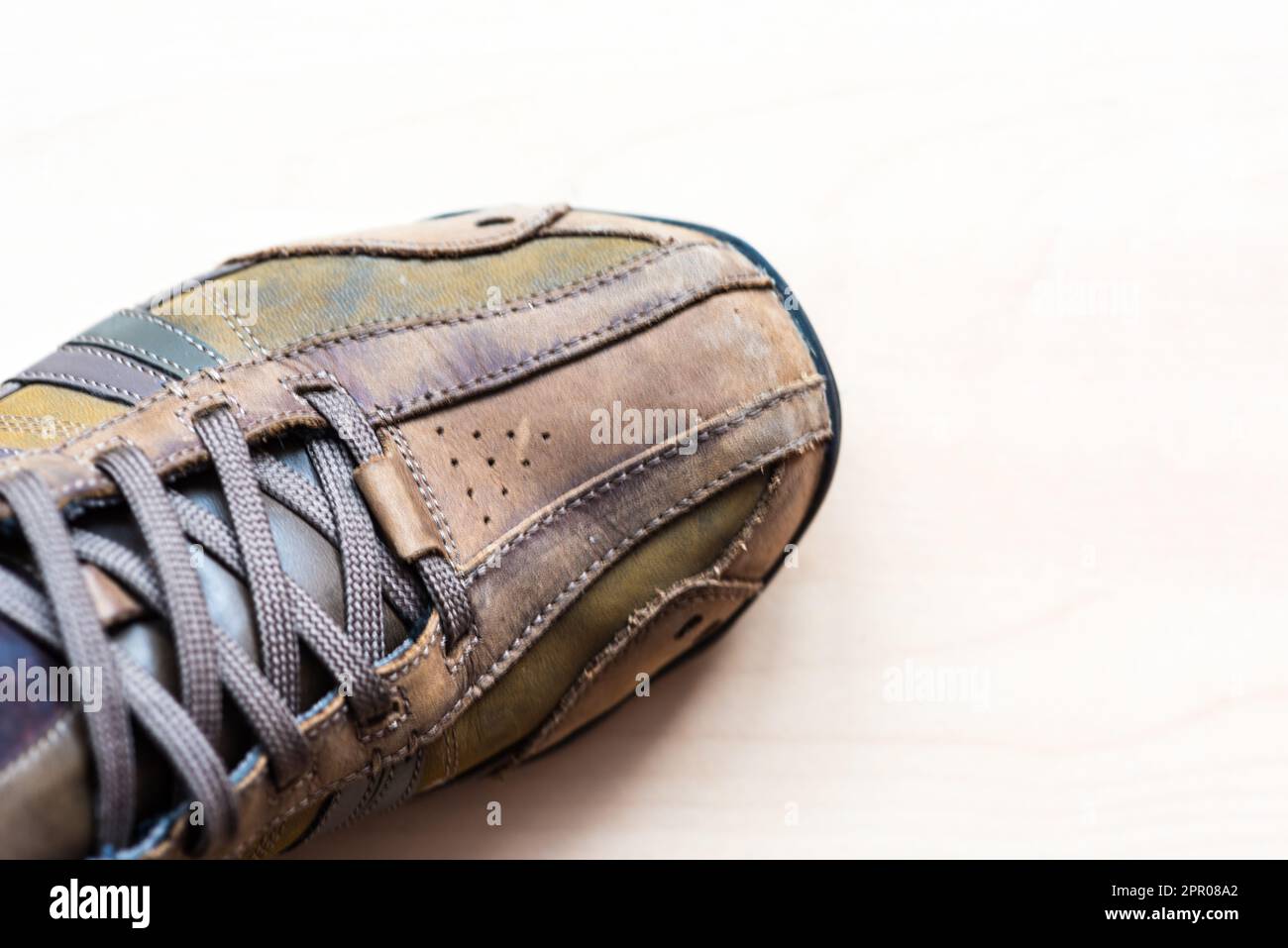 Teilansicht eines Schuhs Stockfoto