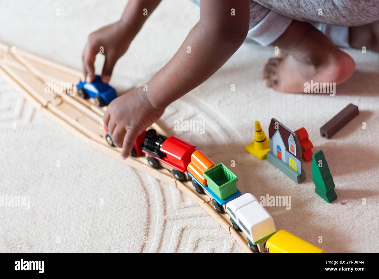 Spielendes Kind mit dem Zuggleis-Spielzeug Stockfoto