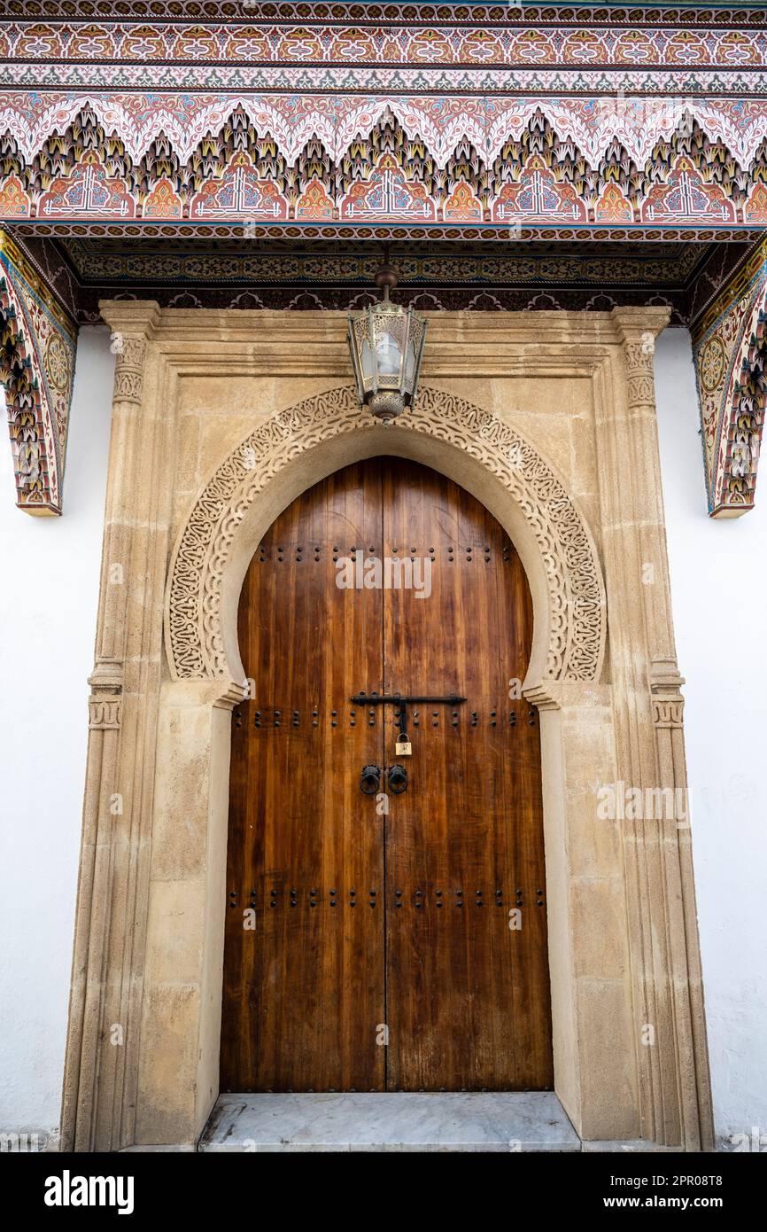 Eingangstür zu einer Moschee mit maurischen Motiven in der Medina von Rabat. Stockfoto