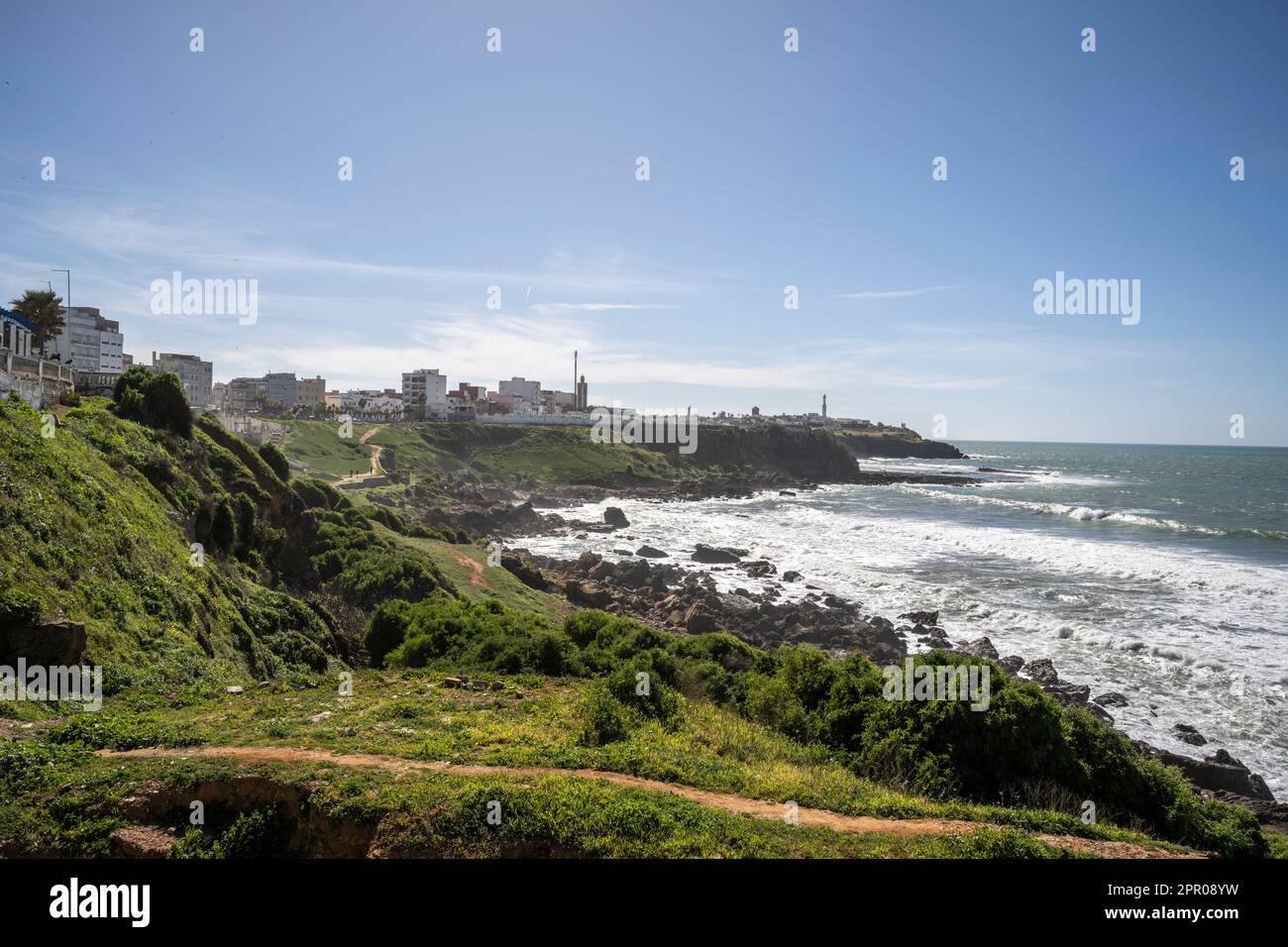 Atlantikküste von der Stadt Larache. Stockfoto