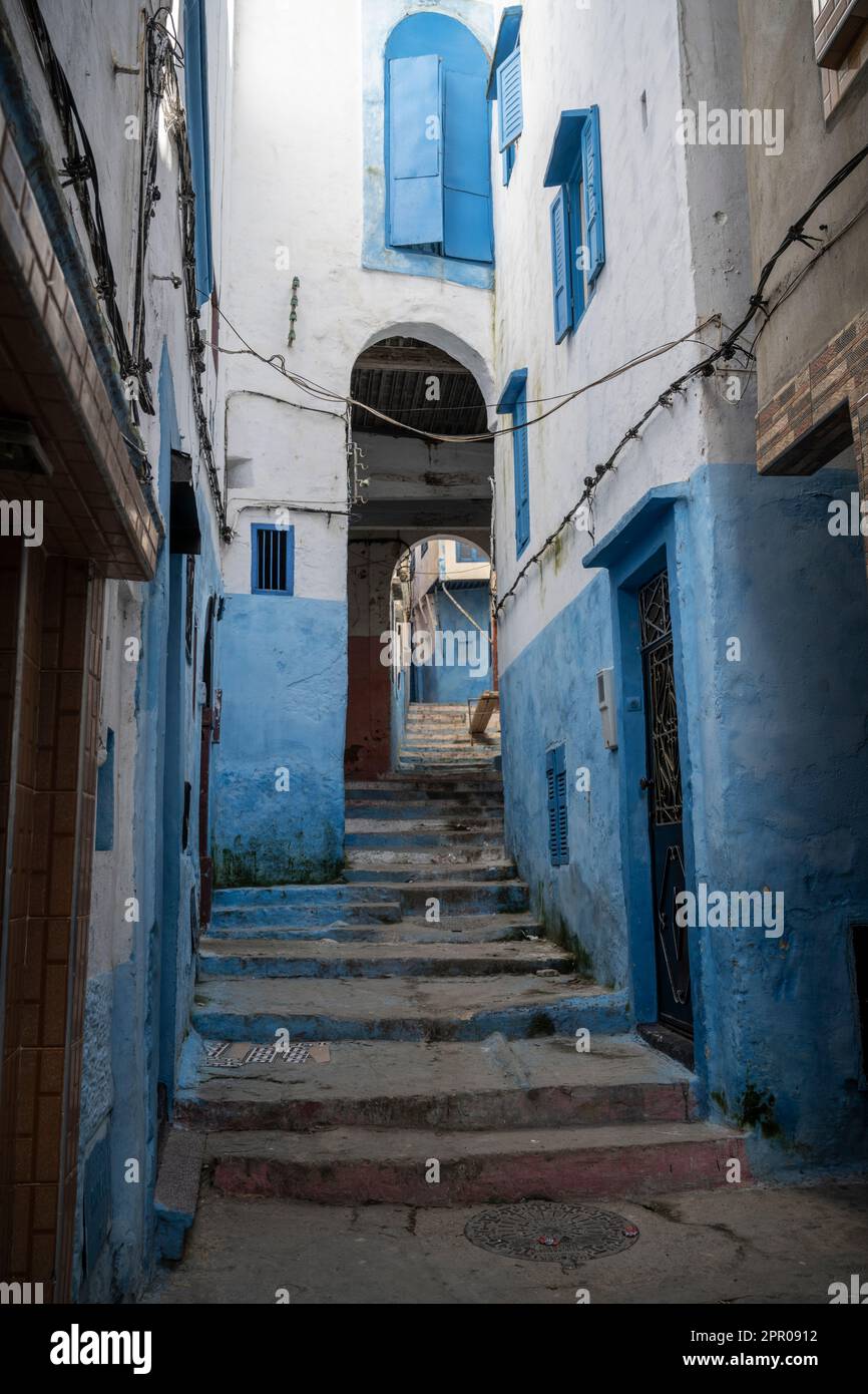 Enge, weiß und blau bemalte Straßen in der Medina von Larache. Stockfoto