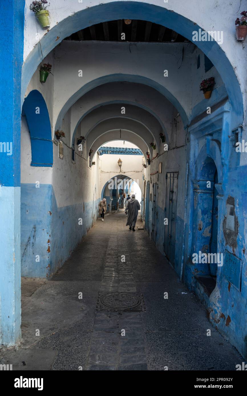 Enge, weiß und blau bemalte Straßen in der Medina von Larache. Stockfoto