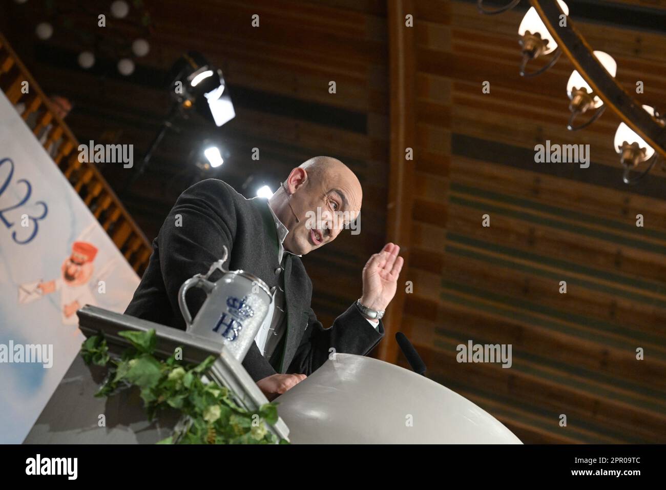 München, Deutschland. 25. April 2023. Der Kabarettkünstler Django Asül spricht im Hofbräuhaus am Maibock Tapping. Kredit: Felix Hörhager/dpa/Alamy Live News Stockfoto