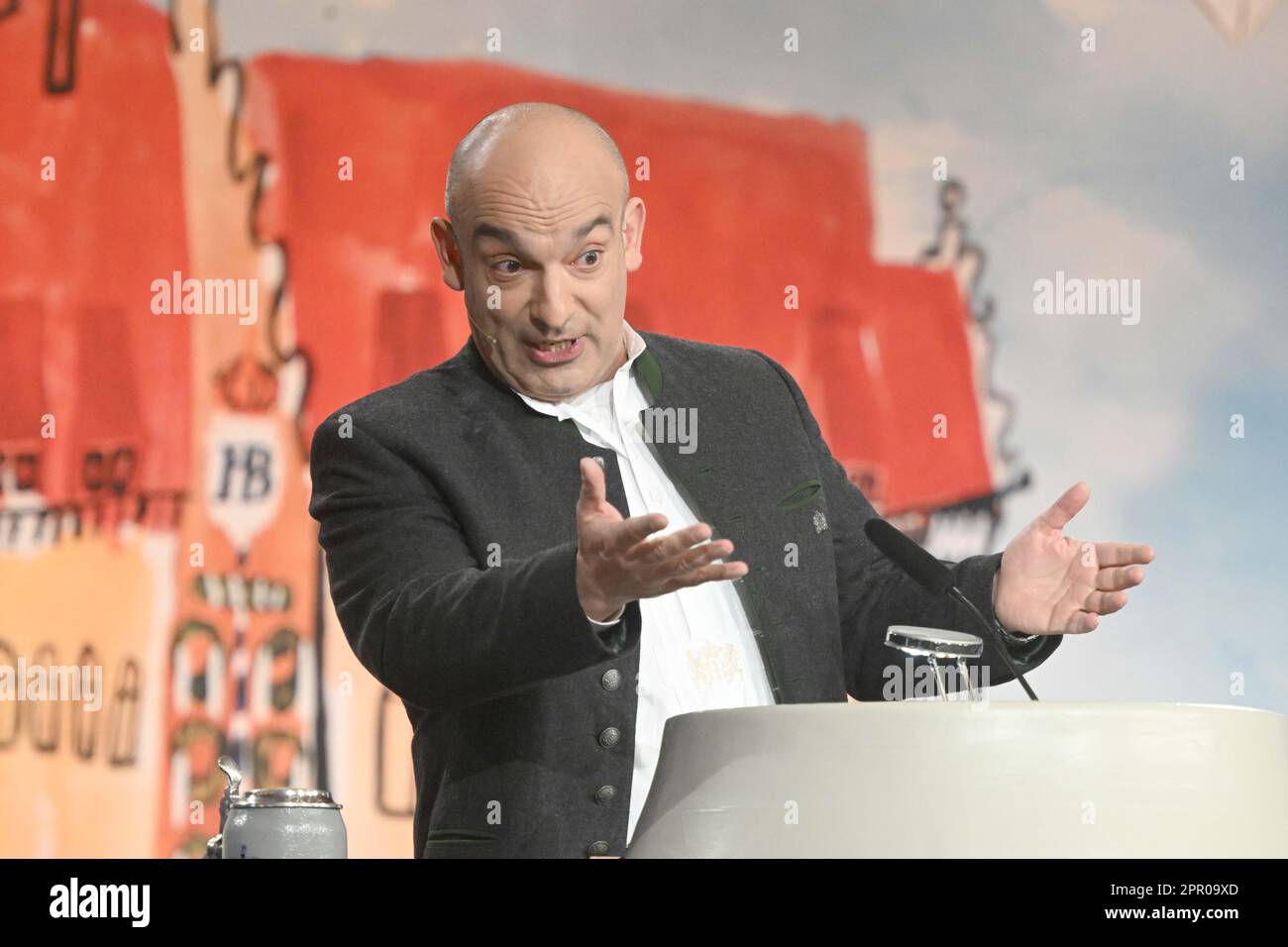 München, Deutschland. 25. April 2023. Der Kabarettkünstler Django Asül spricht im Hofbräuhaus am Maibock Tapping. Kredit: Felix Hörhager/dpa/Alamy Live News Stockfoto