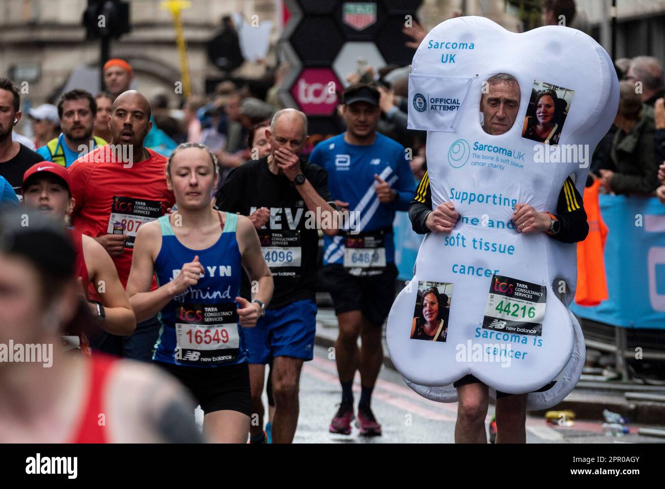 David Gallagher nimmt am TCS London Marathon 2023 Teil und fährt durch Tower Hill, London, Großbritannien. Ich kandididiere für die Wohltätigkeitsorganisation Sarcoma UK. Offizieller Versuch Stockfoto