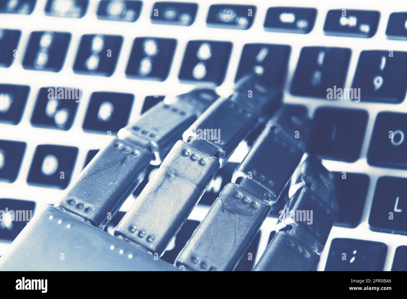 Florenz, Italien, April 23. 2023, Hand eines Roboters, der auf einer Computertastatur tippt. Stockfoto