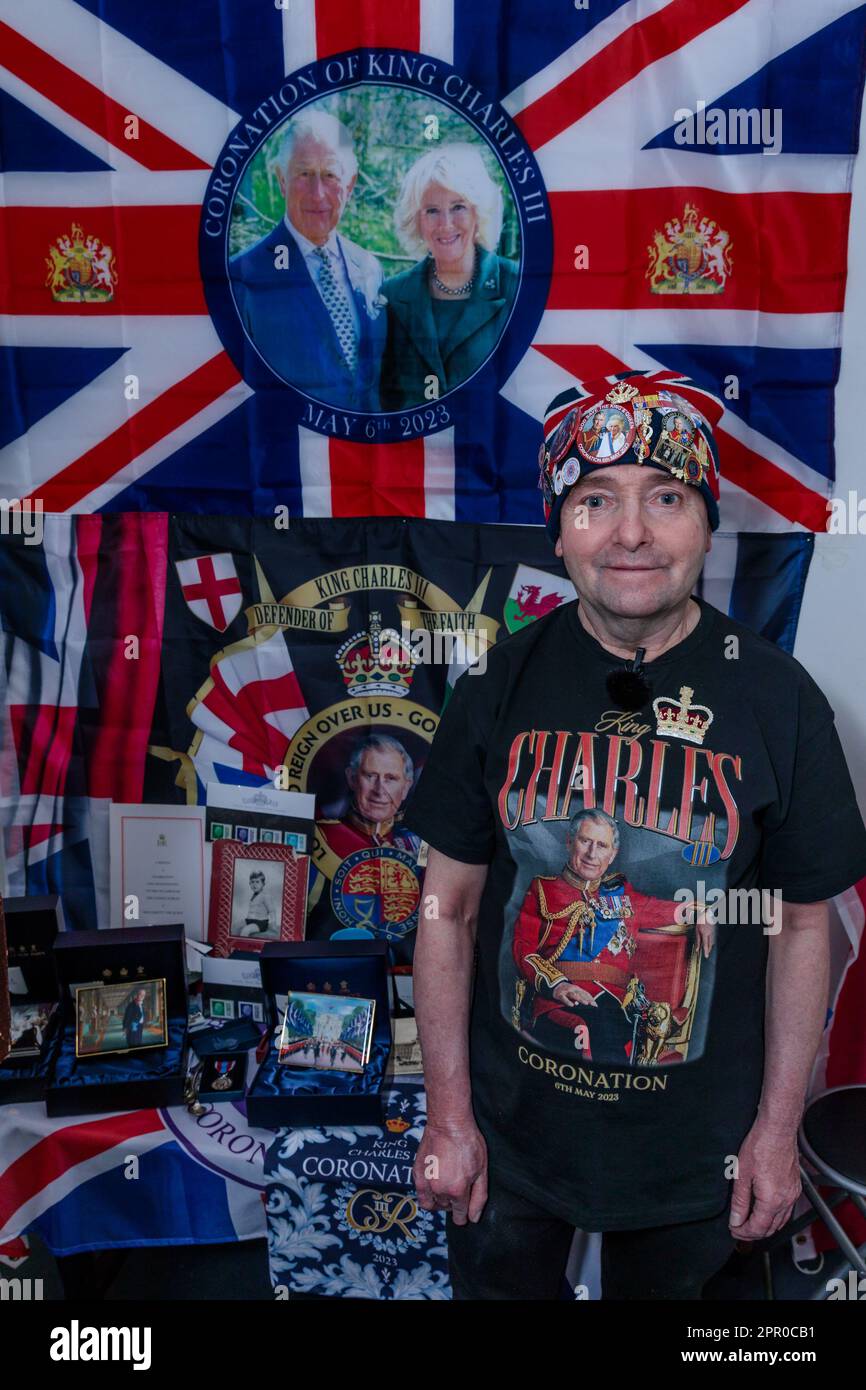 London, Großbritannien. 25. April 2023 Der königliche Superfan John Loughrey posiert vor der Krönung seiner Majestät am 6. Mai mit einigen seiner Erinnerungsstücke von König Karl III. John wurde von seiner Mutter inspiriert und ist seit seiner Kindheit ein königlicher Unterstützer und hat über viele Jahrzehnte eine große Sammlung von Erinnerungsstücken der britischen Königsfamilie gesammelt. Foto: Amanda Rose/Alamy Live News Stockfoto