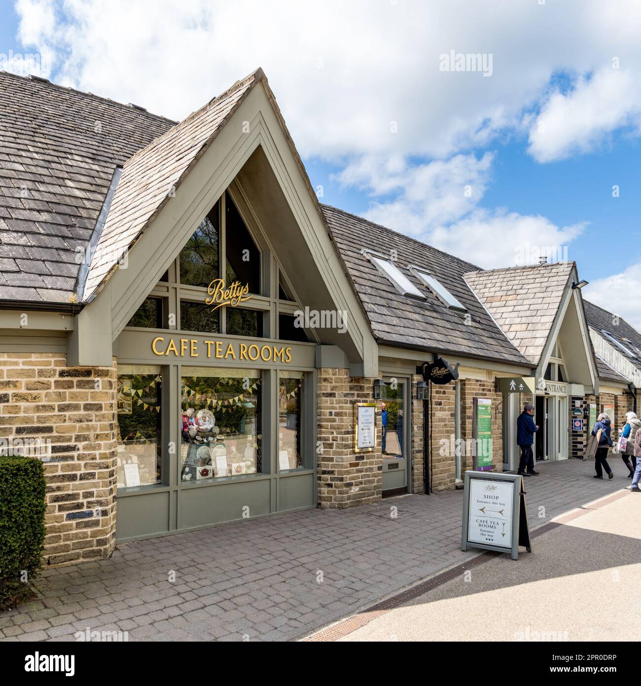 RHS HARLOW CARR GARDENS, HARROGATE, GROSSBRITANNIEN - 25. APRIL 2023. Das Äußere des Betty's Cafe and Tea Rooms im RHS Harlow Carr in Harrogate mit Kopie Stockfoto