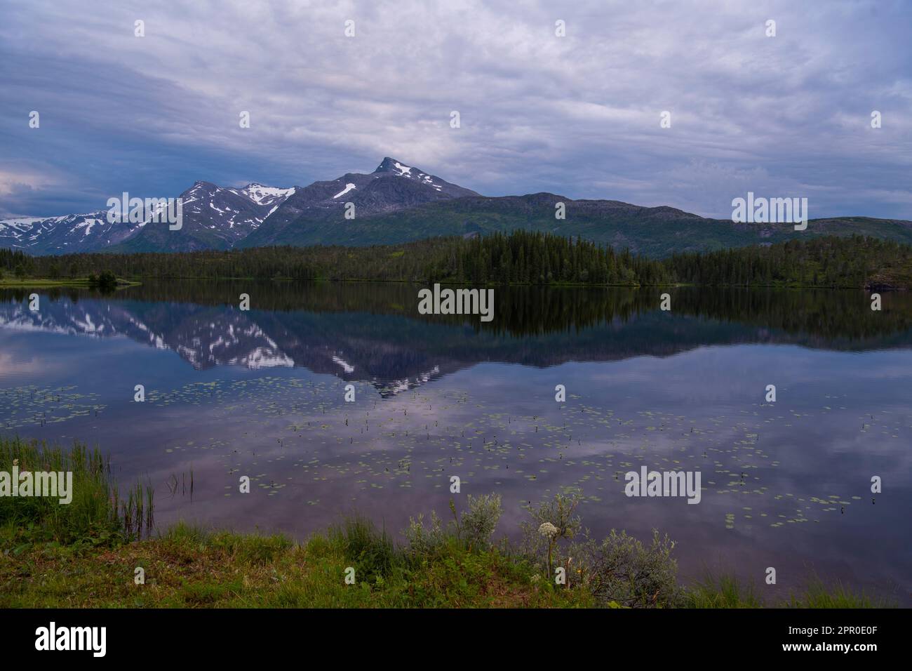 Landschaftlich Reizvolle Nordische Wildnislandschaft. See und Gebirgskette. Stockfoto