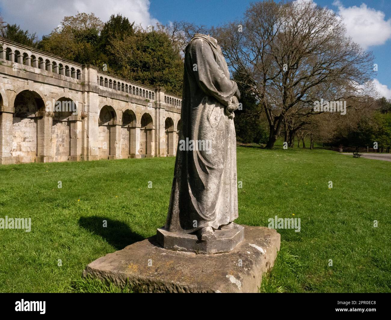 Dante, kopflose Marmorstatue im Crystal Palace Park. Erstmals 1864 im Park aufgenommen. 3/4°-Winkel der Figur in voller Länge gegen klassische Bögen. Stockfoto