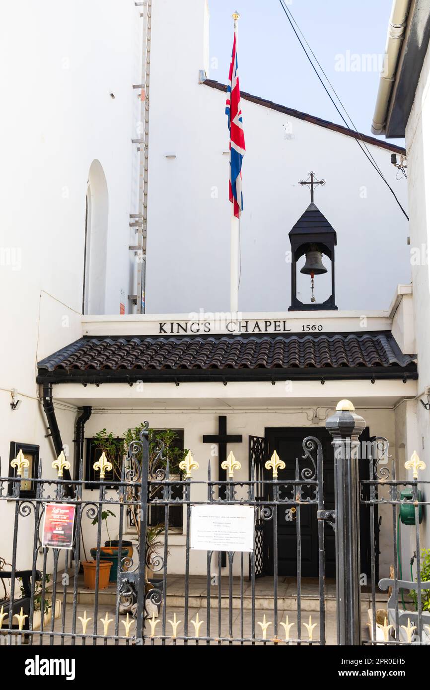 Das Kloster, die Residenz des Gouverneurs und die Kings Chapel Garnisonskirche. Main Street, das britische Überseegebiet von Gibraltar, der Felsen von Gibraltar weiter Stockfoto