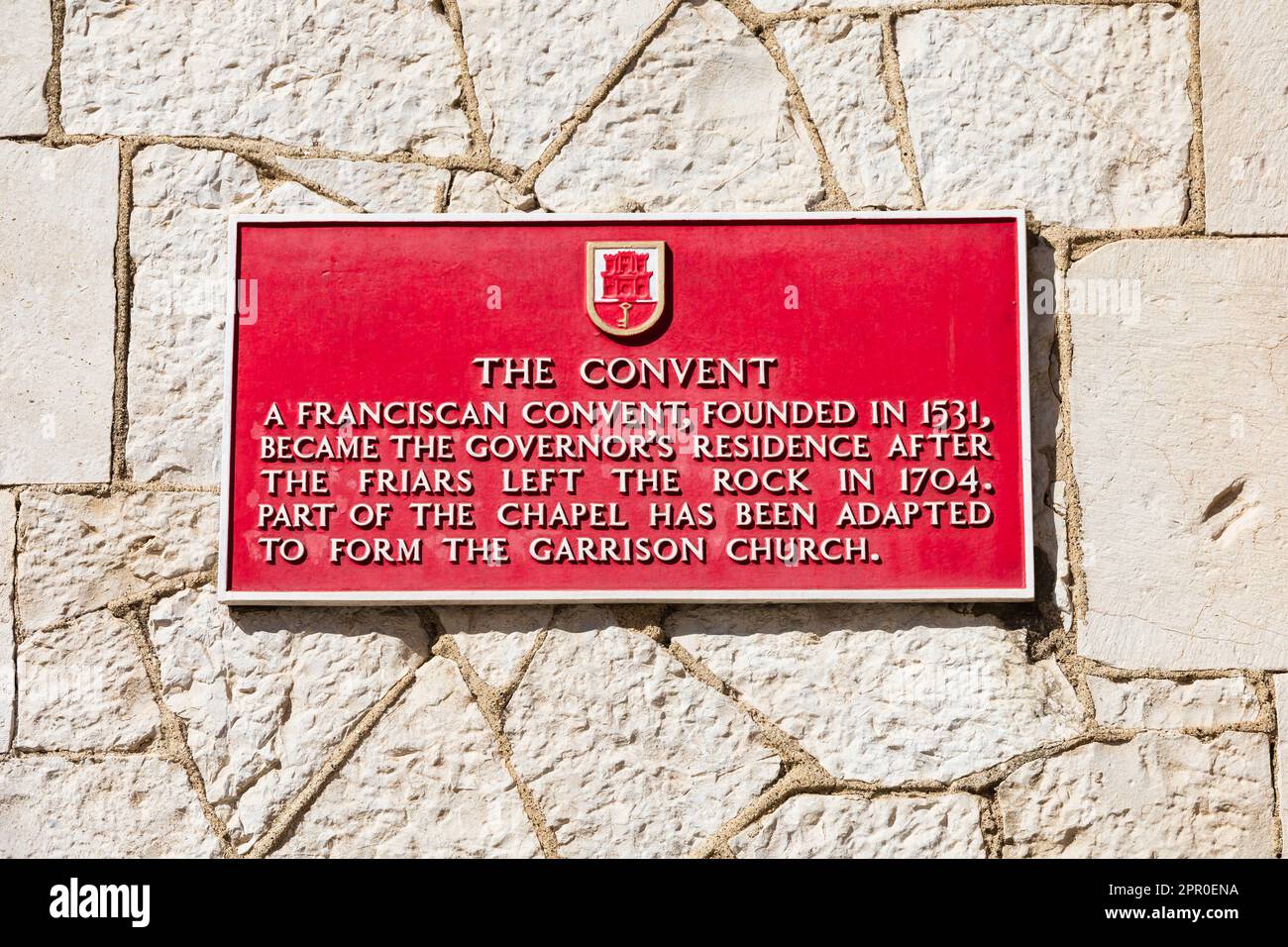 Rote Tafel mit der Geschichte des Klosters, der Residenz des Gouverneurs und der Garnisonskirche der Kings Chapel. Main Street, das britische Überseegebiet Gibralta Stockfoto