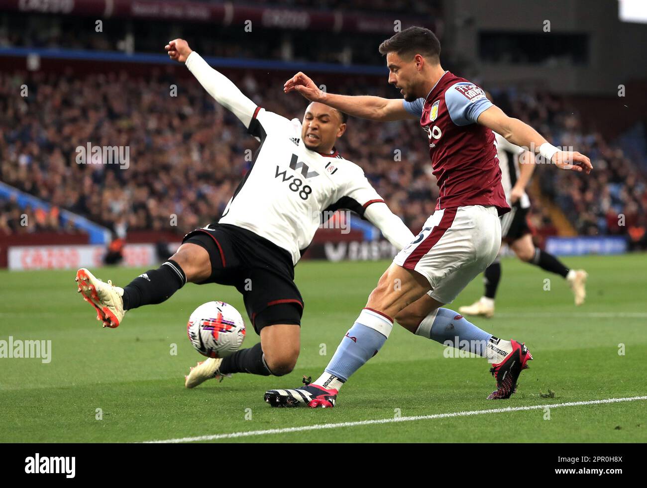 Fulham's Kenny Tete (links) blockiert das Kreuz von Aston Villa's Alex Moreno während des Premier League-Spiels im Villa Park, Birmingham. Foto: Dienstag, 25. April 2023. Stockfoto