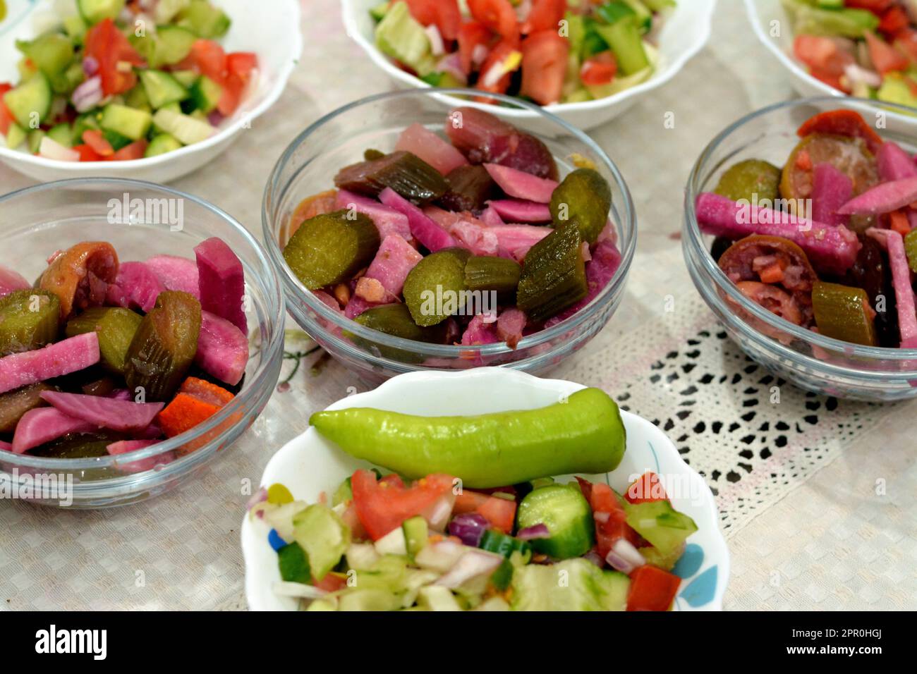 Traditioneller arabischer grüner Salat mit Gurkenscheiben und Tomaten ...