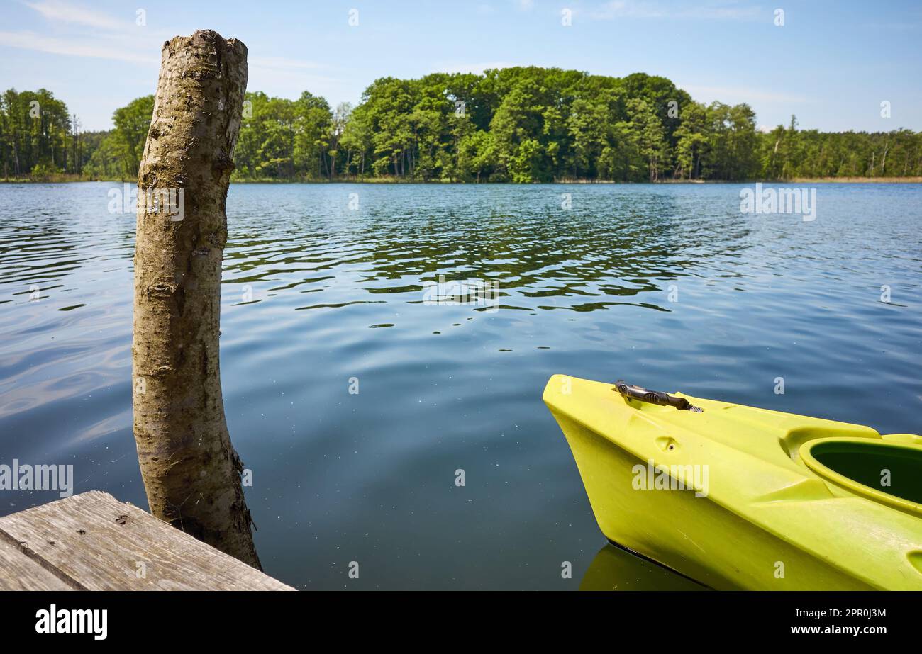 Kajak am Seepier, selektiver Fokus. Stockfoto