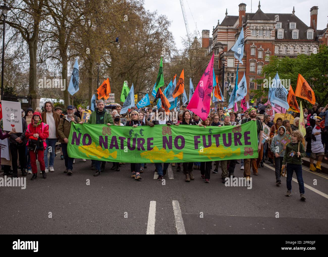 Demonstranten marschieren zum parlament am Tag der Erde 2023. Teil des Big One, Extinction Rebellion Weekend of Organized Proests in London, April 2023. Stockfoto