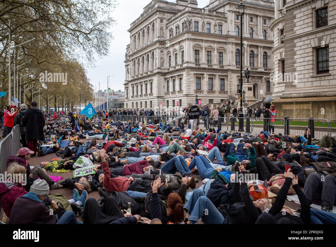 Demonstranten inszenieren am Earth Day, Samstag, den 22. April, in London, England, einen "die-in". Teil einer 4-tägigen Kampagne, organisiert von Extinction Rebellion. Stockfoto