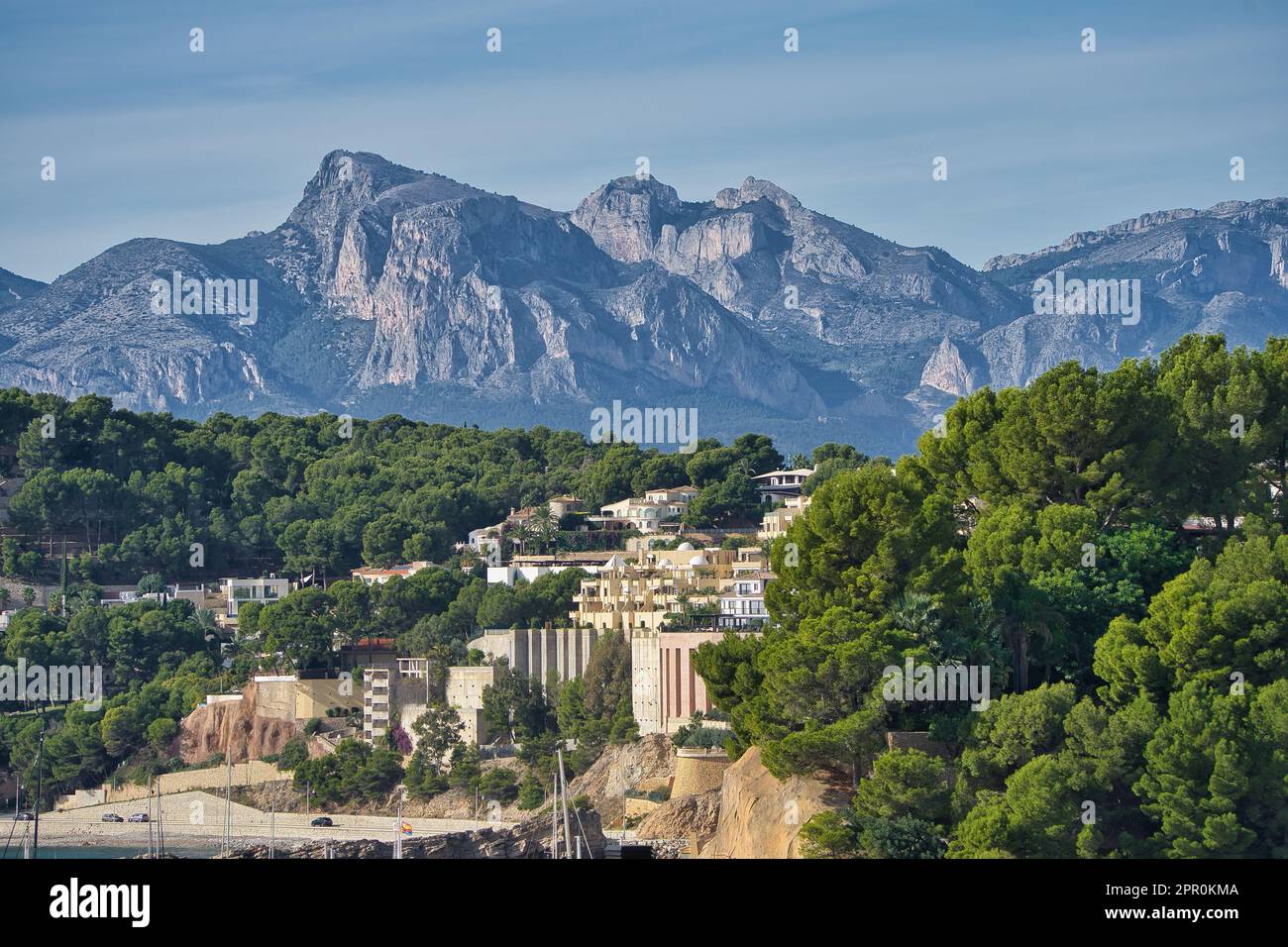 Blick auf den Hafen von Campomanes in Altea und die Berge, die ihn umgeben. Mascarat, Costa Blanca. Stockfoto