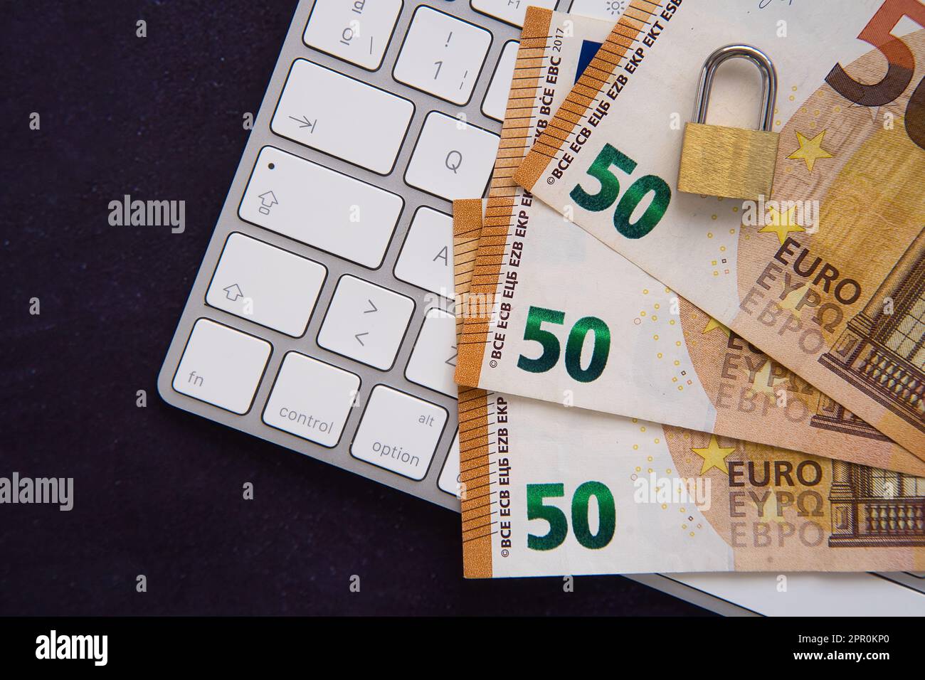 Cybersicherheit und Schutz von Informationen oder Netzwerken. Cyber ​​technology Webservices für Unternehmen. Konzept von Phishing, Hacker auf Mobiltelefonen oder Cybe Stockfoto