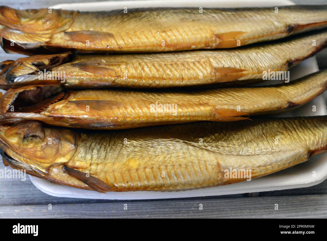 Geräucherte salzige Heringsfutterfische, salzgepökelt und geräuchert, auch bekannt als Silberlieblinge, die für ihr Fleisch und ihre Eier geerntet werden, und sie werden oft verwendet Stockfoto
